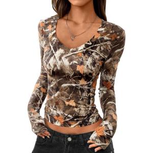 PRETTYGARDEN Womens Long Sleeve T Shirts 2025 Fall Trendy Deep V Neck Slim Fit Basic Crop Tops Casual Going Out Top(Khaki Floral)